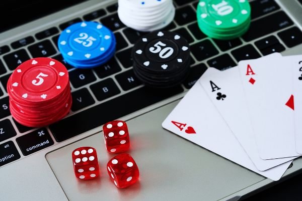 Kartu fitur ratujudi untuk dewasa