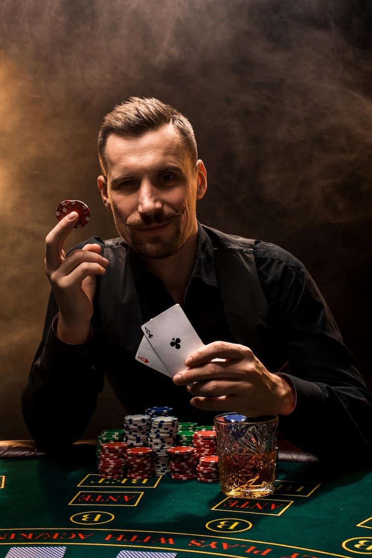 Pengguna ponsel membaca halaman mobile